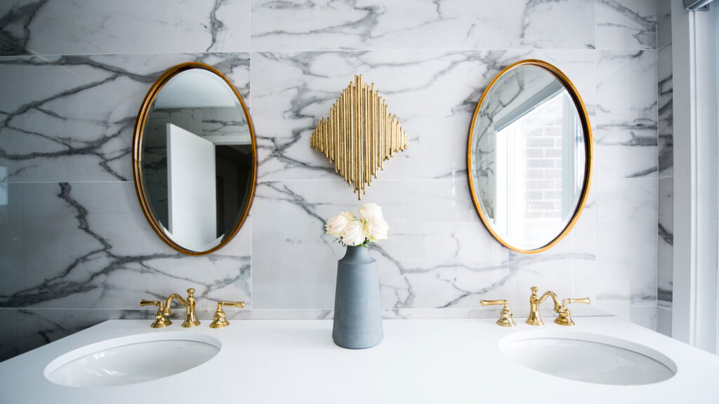 Utilizing-Mirrors-in-Your-Bathroom-for-More-Space-on-newstime